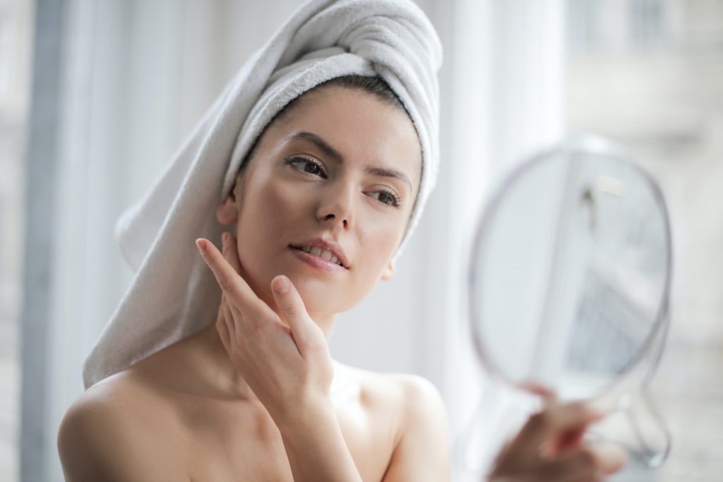 05 Benefícios de não dormir de maquiagem