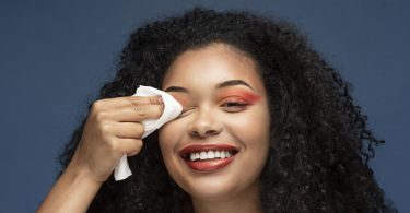 06 maneiras eficazes de como tirar maquiagem do rosto sem demaquilante