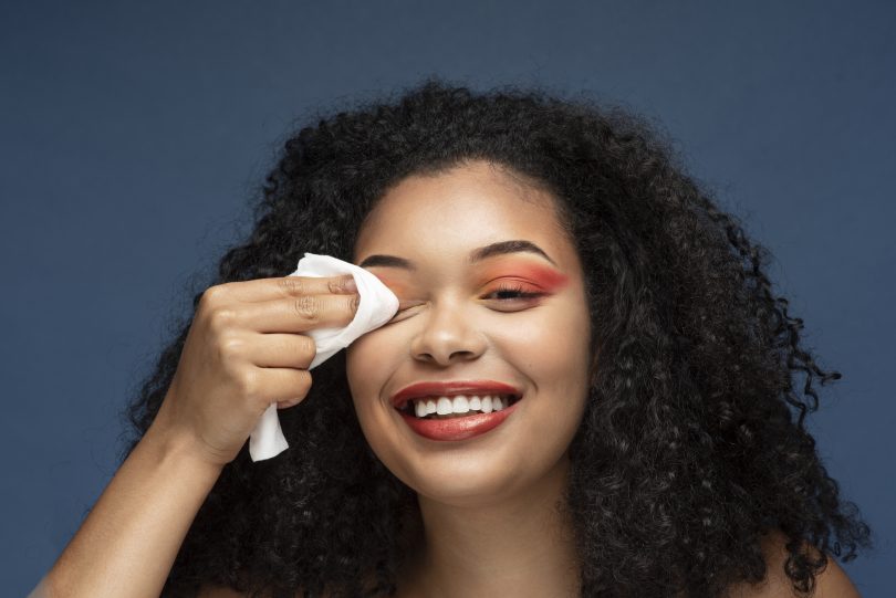 06 maneiras eficazes de como tirar maquiagem do rosto sem demaquilante