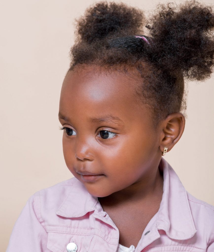 Penteados para cabelos crespos infantis: confira ideias