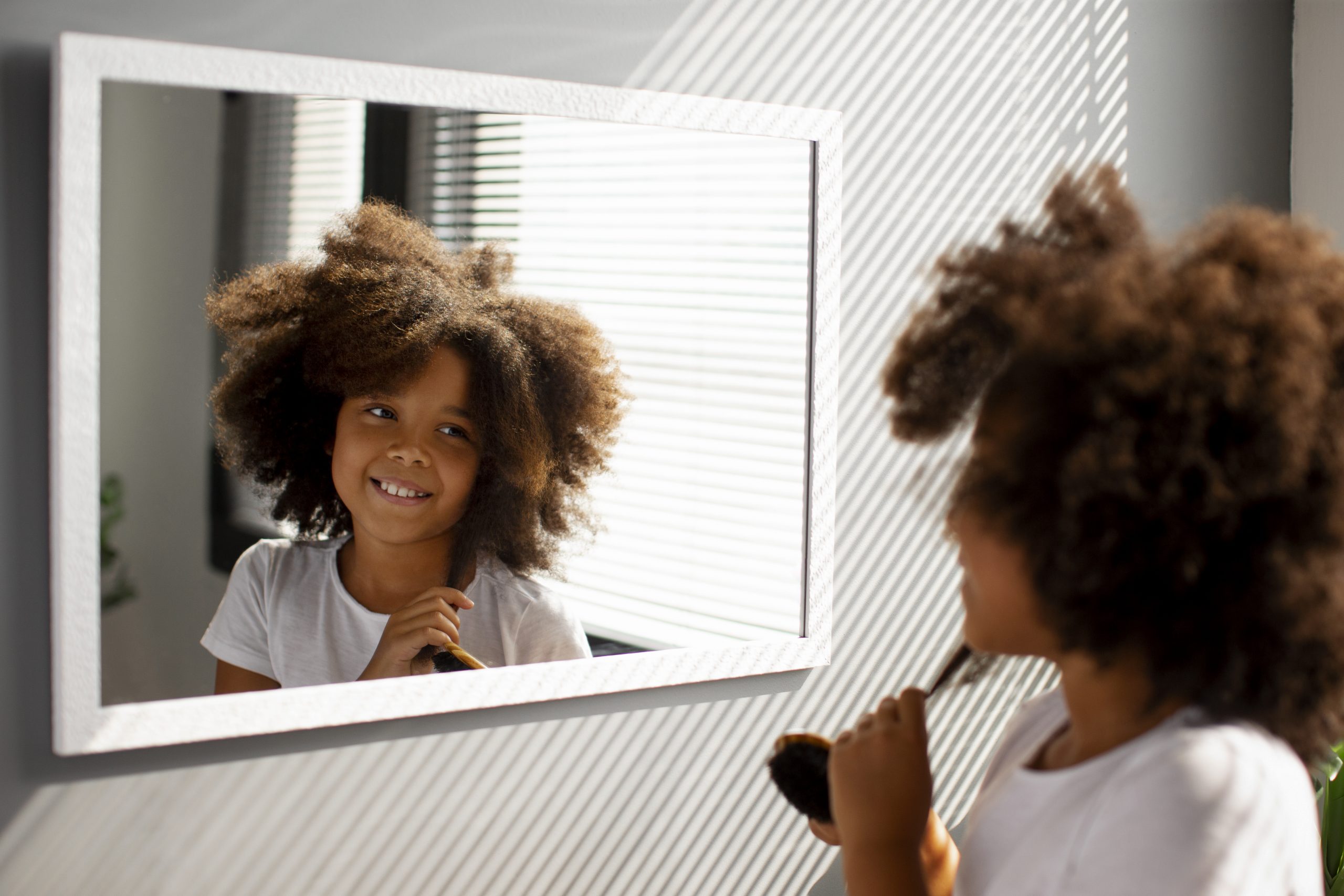Penteados para cabelos crespos infantis: confira ideias