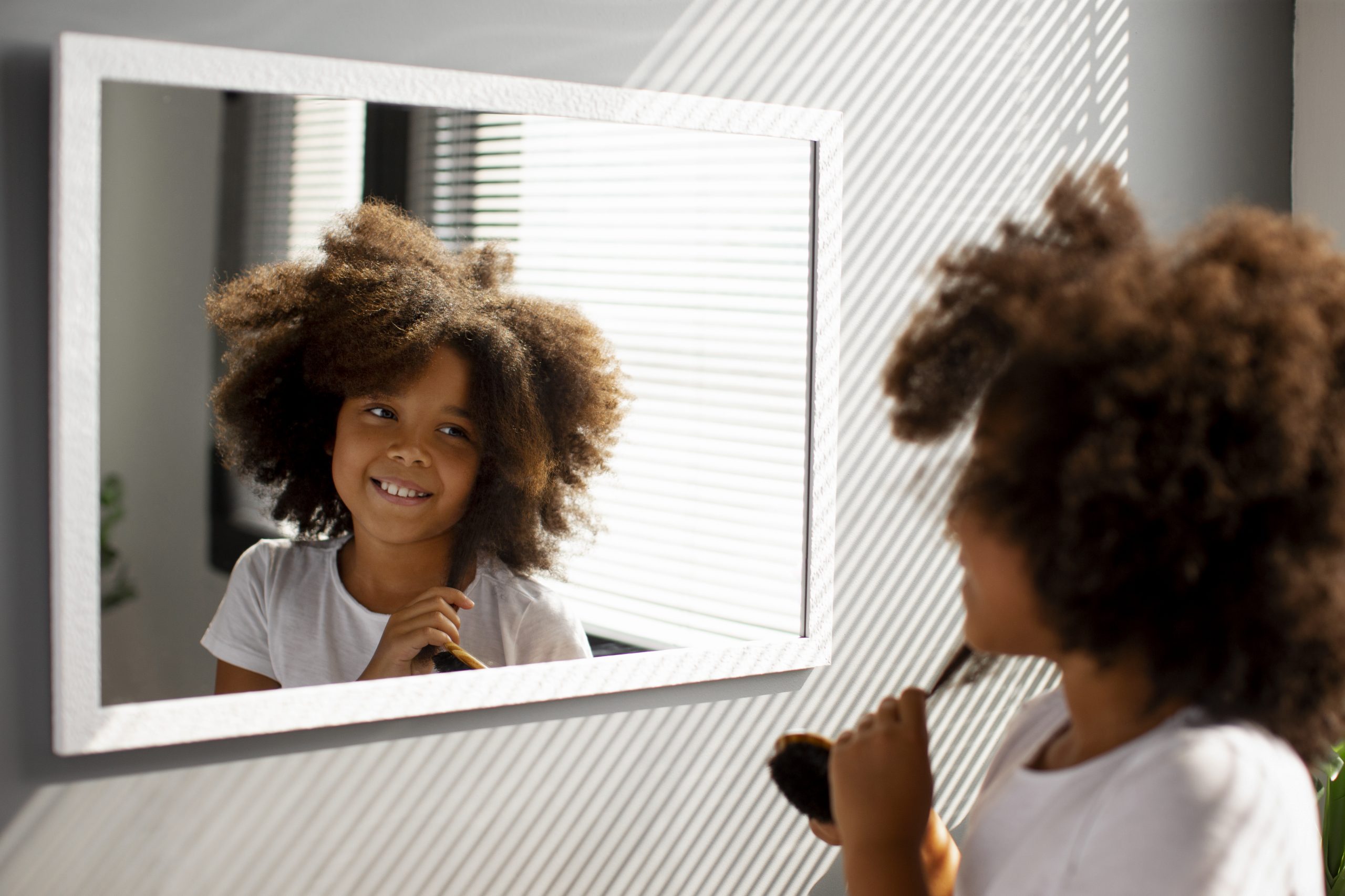 5 penteados para cabelo cacheado infantil - Minha Vida