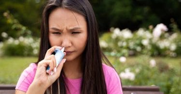 causas e tratamentos para o nariz escorrendo só de um lado. Aprenda sobre desvio de septo, sinusite, alergias e mais.