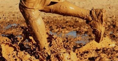 significado de sonhar com lama e como esses sonhos podem refletir seu estado emocional e desafios na vida.