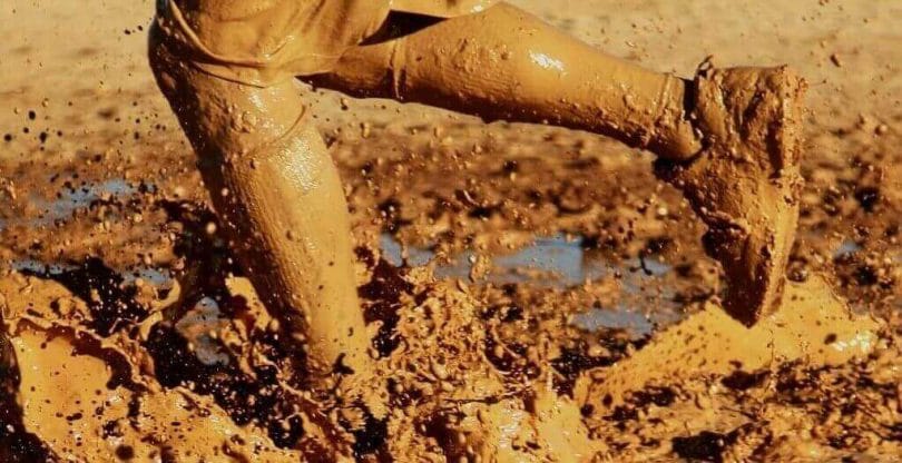 significado de sonhar com lama e como esses sonhos podem refletir seu estado emocional e desafios na vida.