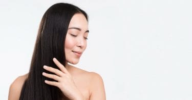 Descubra como fazer shampoo bomba, saiba se realmente faz o cabelo crescer e como usá-lo de forma correta.