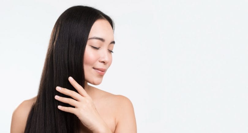 Descubra como fazer shampoo bomba, saiba se realmente faz o cabelo crescer e como usá-lo de forma correta.