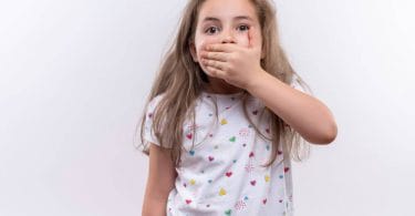 mau hálito em crianças pode ser causado por