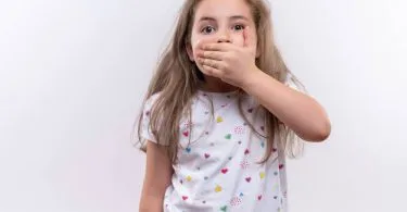 mau hálito em crianças pode ser causado por