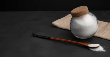 o que é Ajinomoto? Trata-se de um realçador de sabor que intensifica o gosto natural dos alimentos.